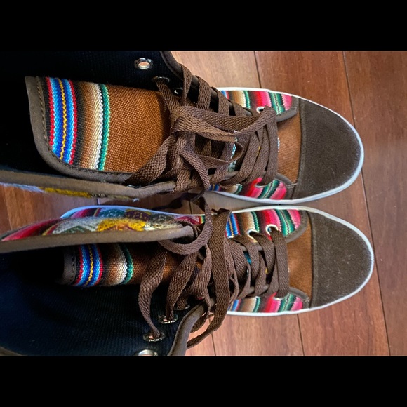 Size 8 lace up high tops with South American inspired pattern - Picture 3 of 12